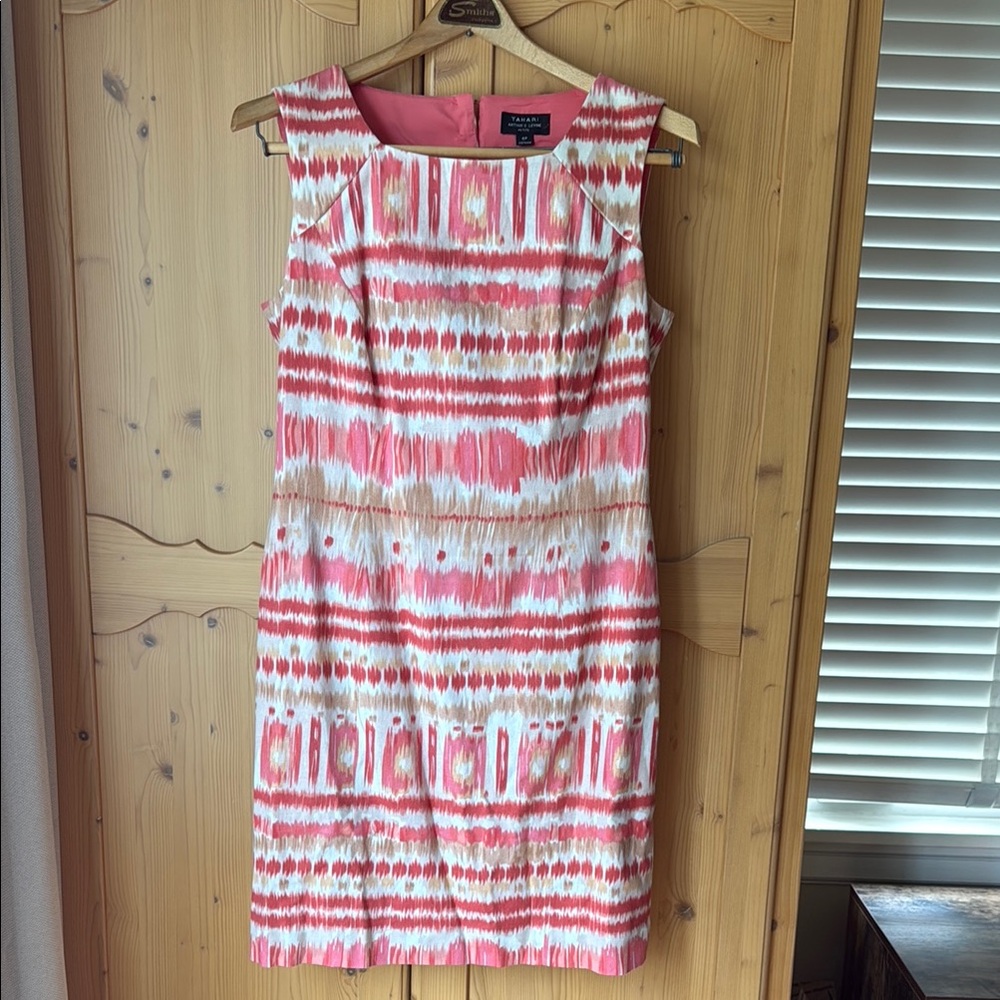 Tahari Batik Sleeveless Sheath Dress. Size 6P. Cute cutout back. Linen/Rayon
